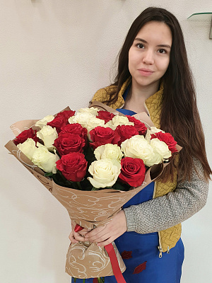 Новинка: Букет из красно белых роз Новинка: Букет из красно белых роз